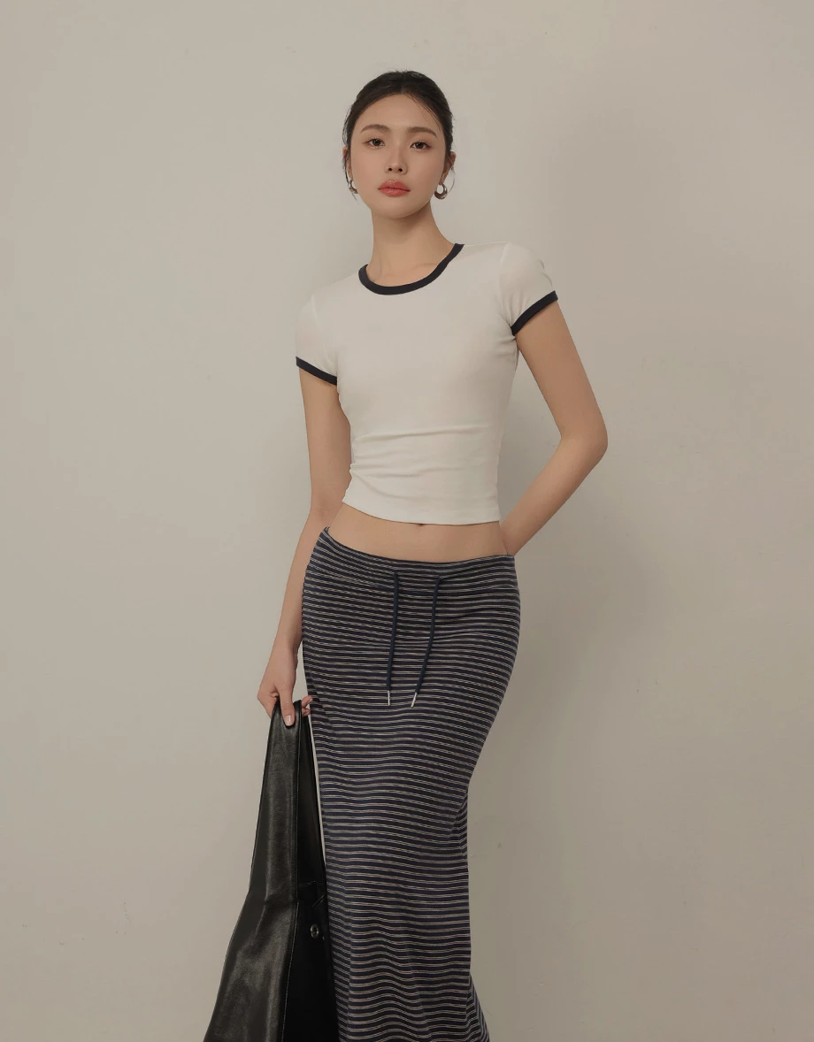 撞色滾邊圓領短袖短版上衣