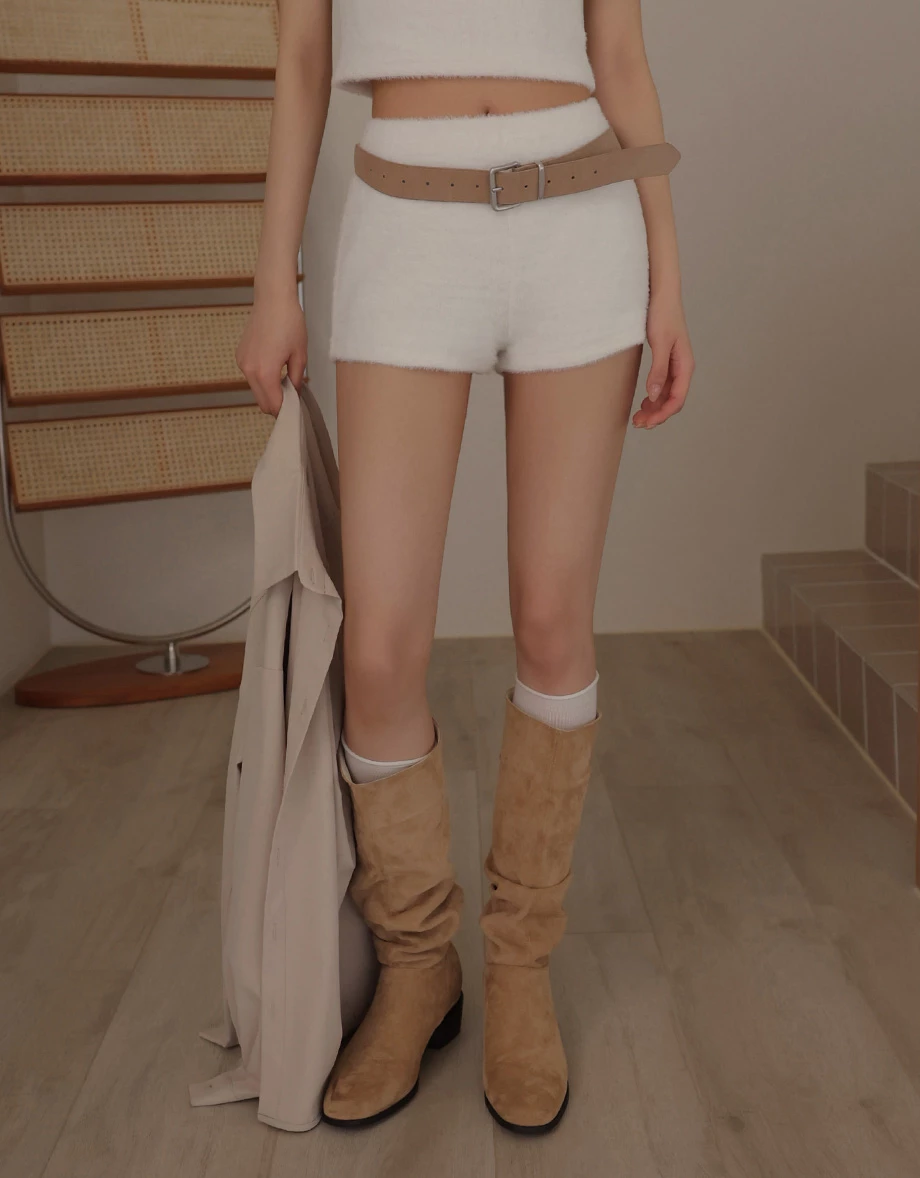 鬆緊腰合身絨毛短褲