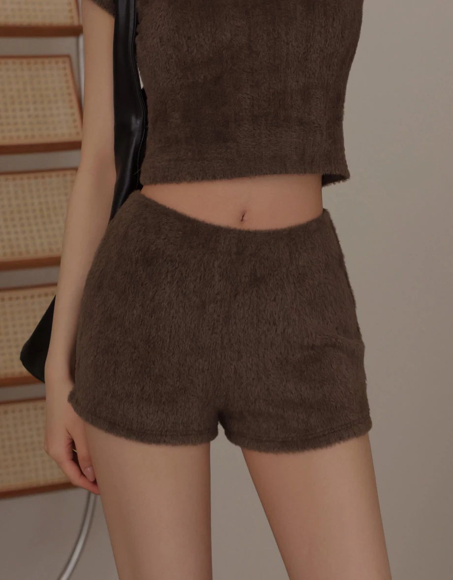 鬆緊腰合身絨毛短褲