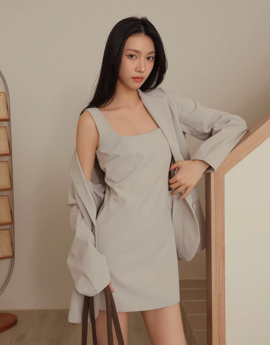 方領寬肩帶合身A字西裝短洋裝