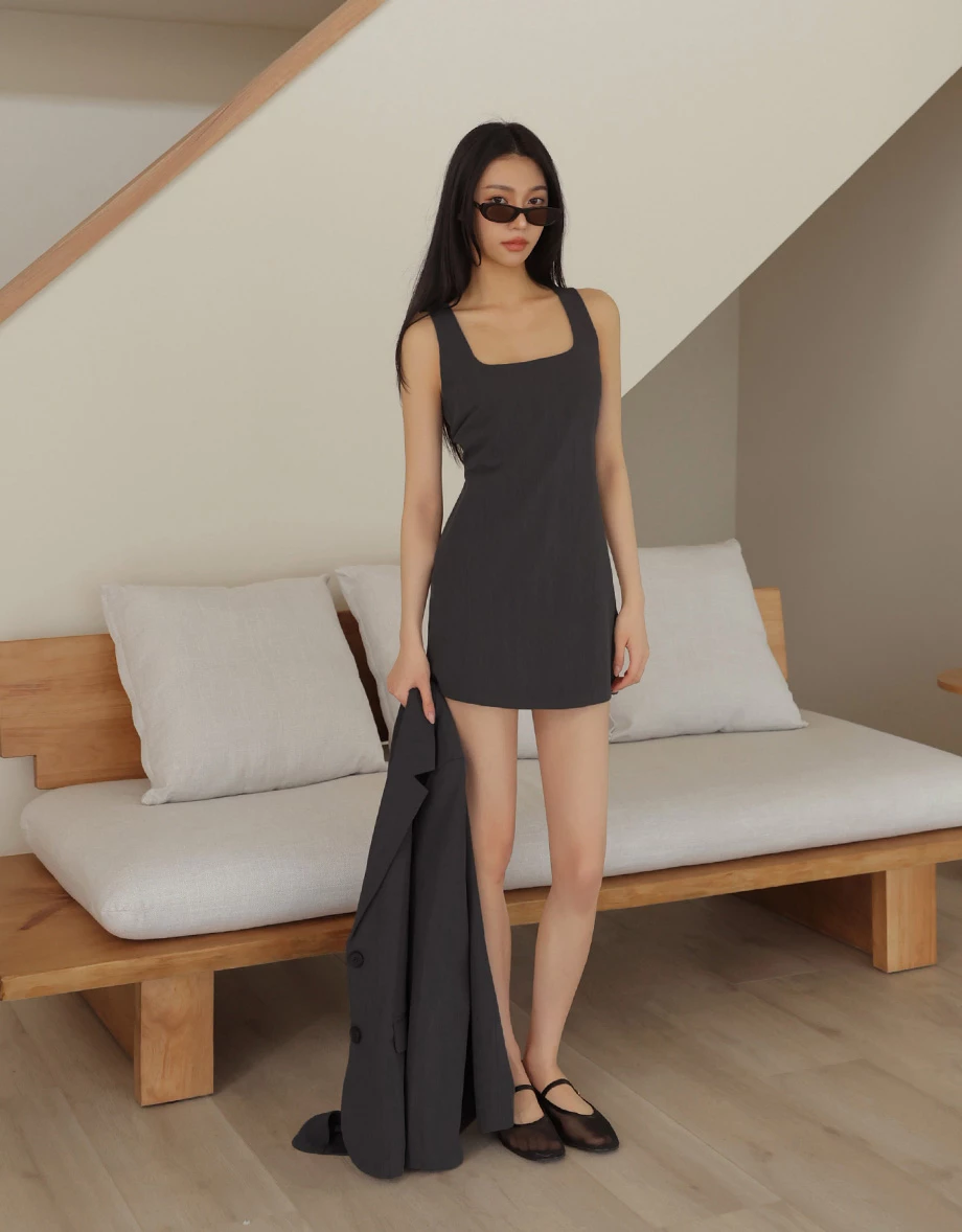 方領寬肩帶合身A字西裝短洋裝