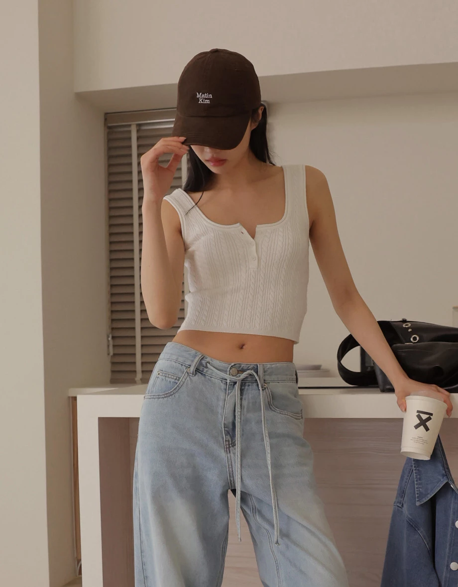 方領排扣半開襟短版麻花針織背心 方領排扣半開襟短版麻花針織背心