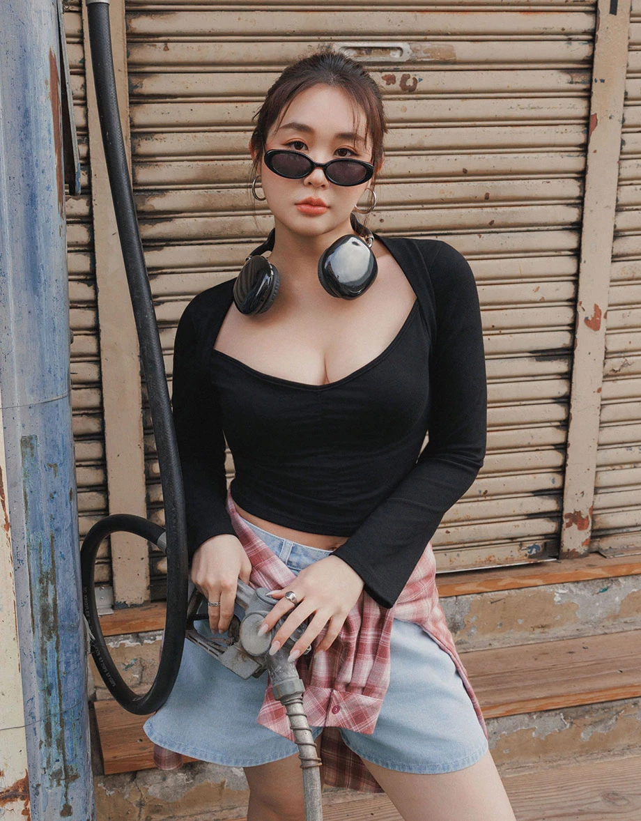 Ruched Front V Neck Cropped Long Sleeve Top