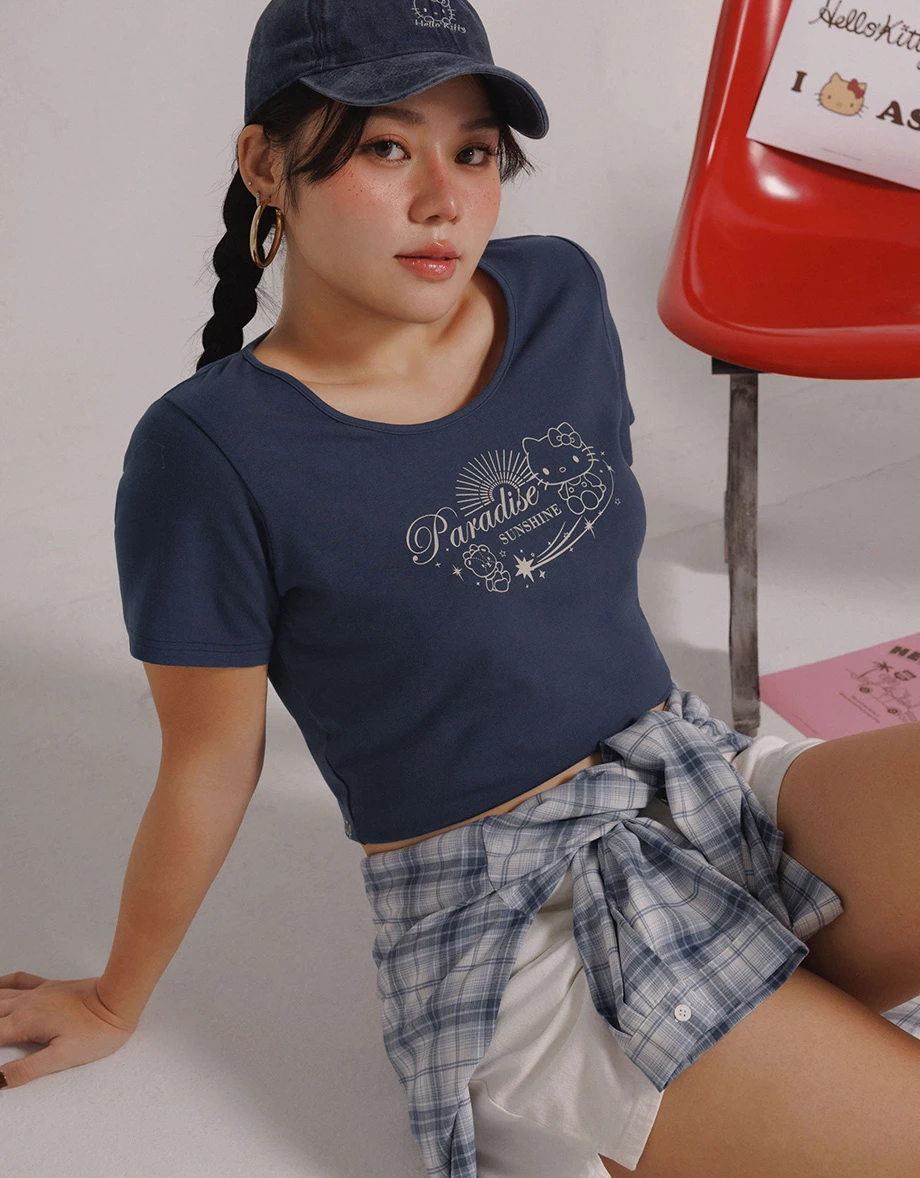 【Hello Kitty Collaboration】Fitted Scoop Neck Graphic Crop Tee