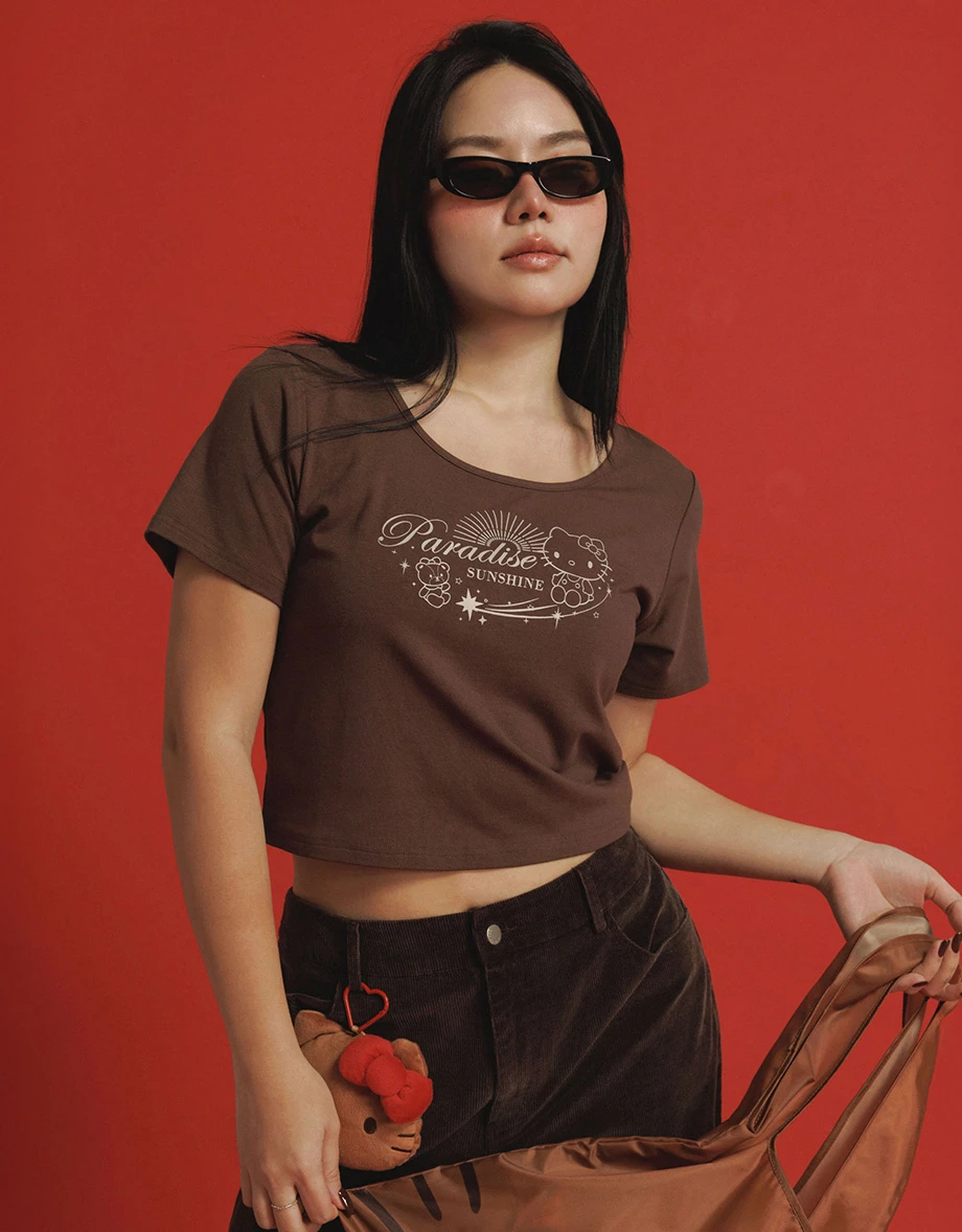 【Hello Kitty Collaboration】Fitted Scoop Neck Graphic Crop Tee