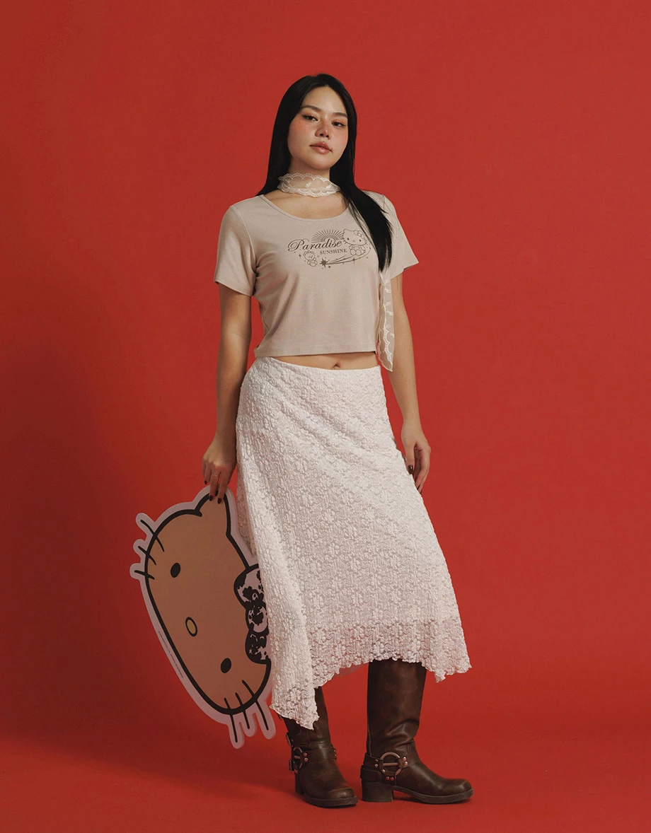 【Hello Kitty Collaboration】Fitted Scoop Neck Graphic Crop Tee