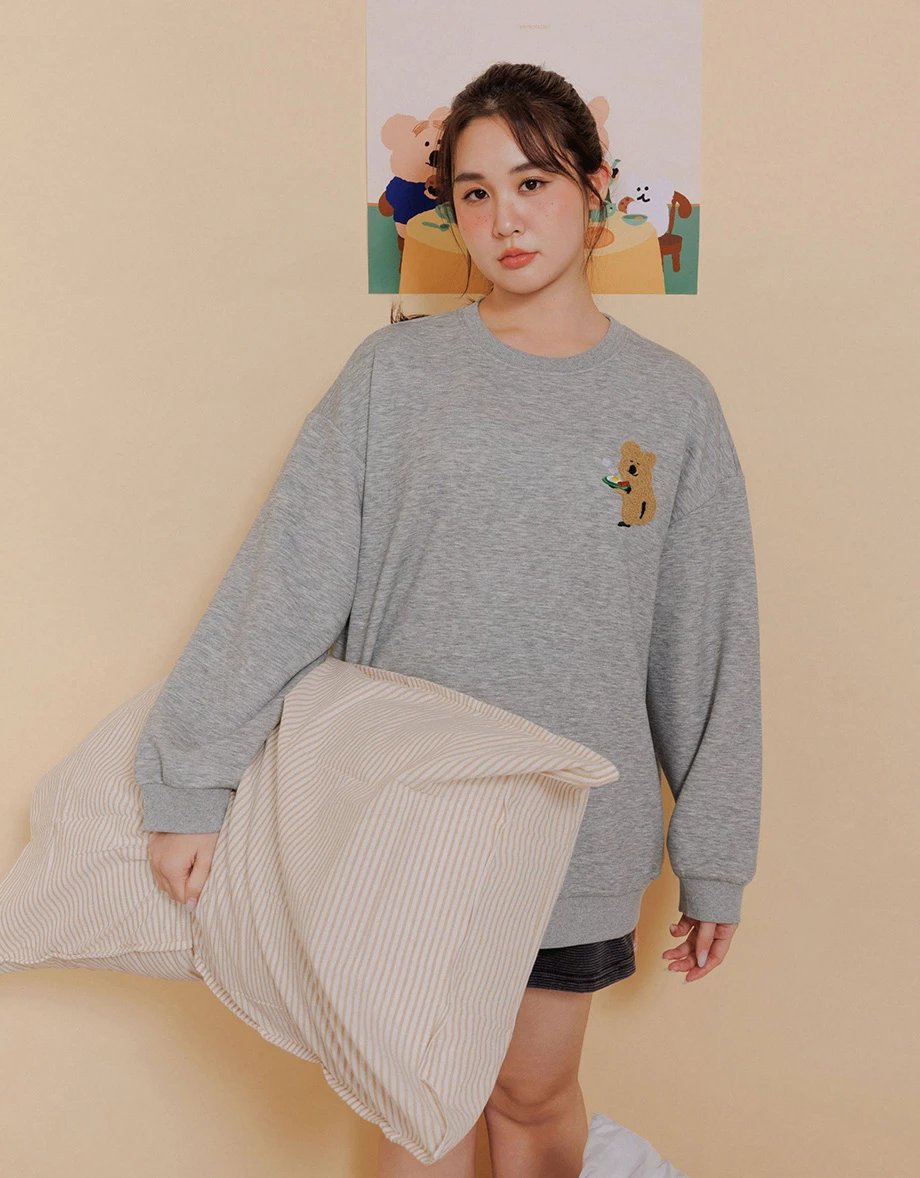 【DINOTAENG】毛巾繡小圖圓領長袖空氣棉寬版大學 TEE 【DINOTAENG】毛巾繡小圖圓領長袖空氣棉寬版大學 TEE