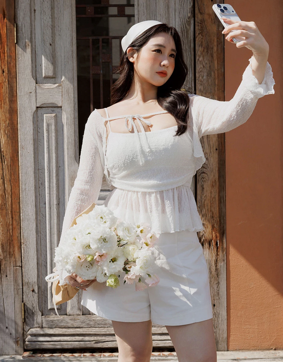 綁帶開襟木耳邊長袖蕾絲罩衫荷葉下擺細肩帶背心套裝(附胸墊)