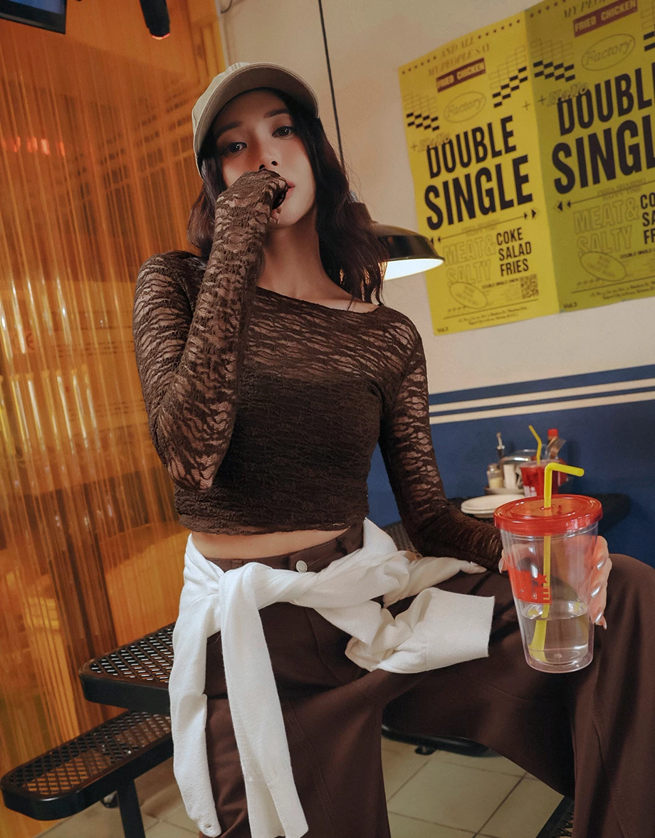 圓領長袖波紋花朵蕾絲透膚短版上衣