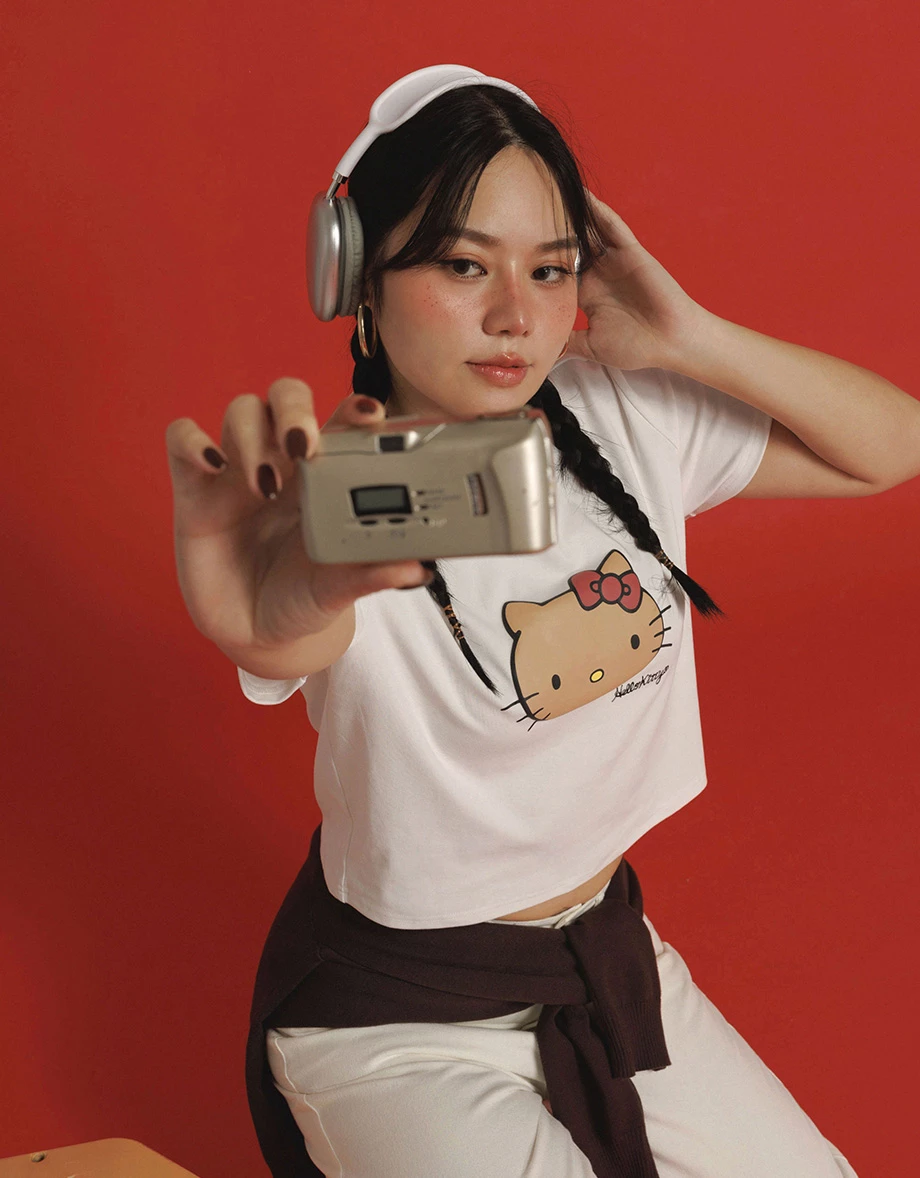 【Hello Kitty Collaboration】Signature Print Short Sleeve Graphic Crop Tee