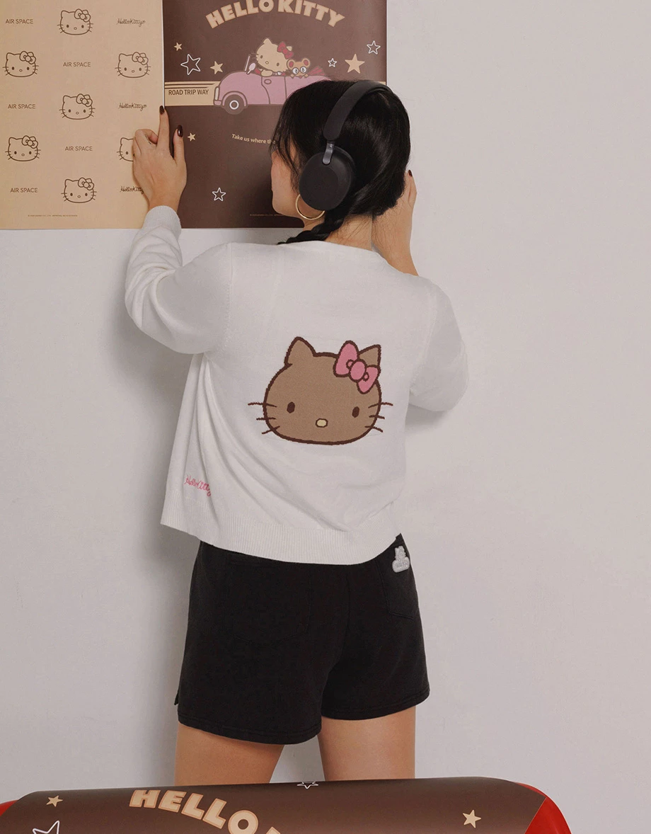 【Hello Kitty Collaboration】Back Jacquard Button Front Knit Cardigan 【Hello Kitty Collaboration】Back Jacquard Button Front Knit Cardigan
