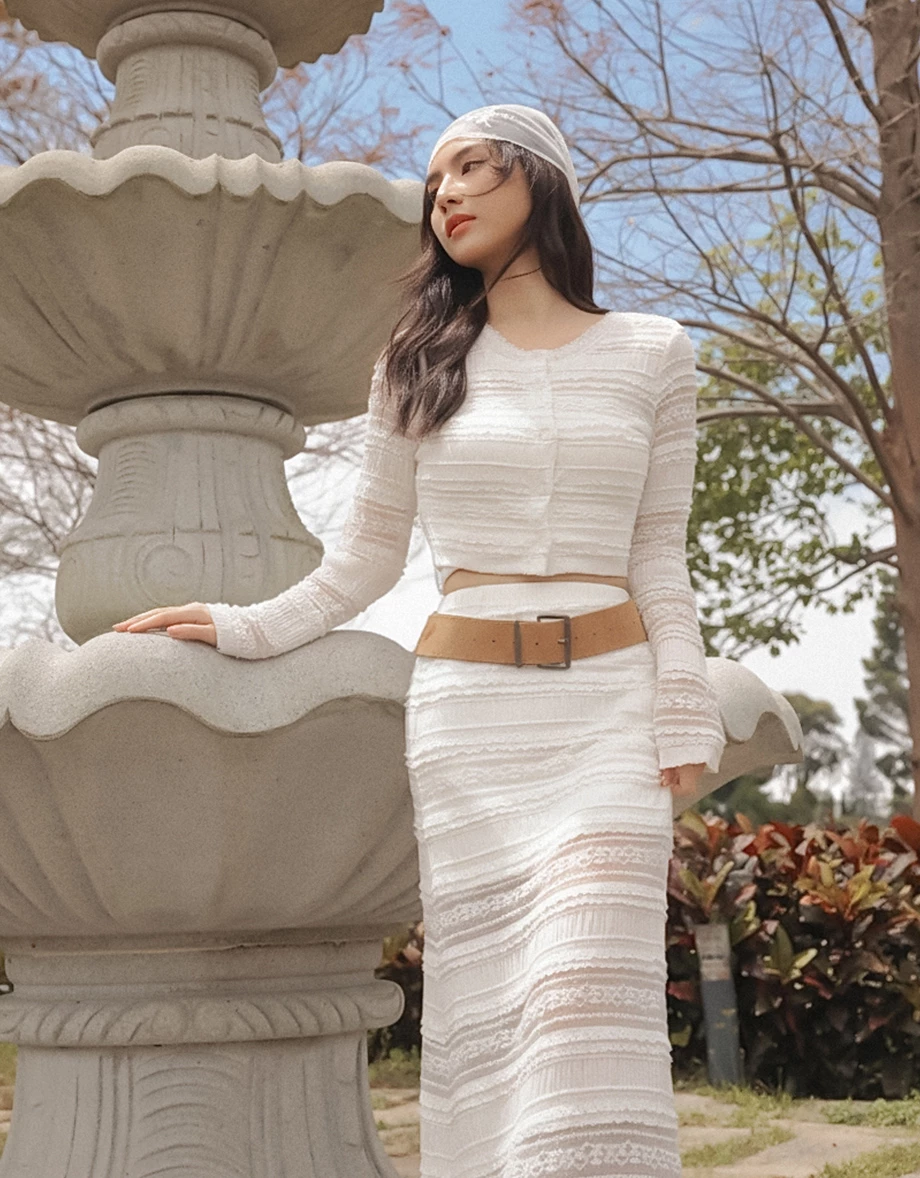 圓領排扣多層次花邊透膚蕾絲長袖短版上衣