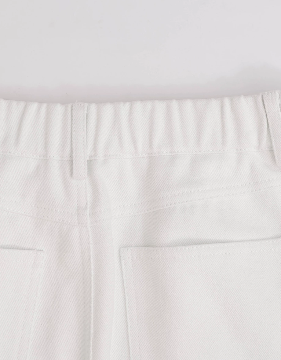 白色修身喇叭牛仔褲