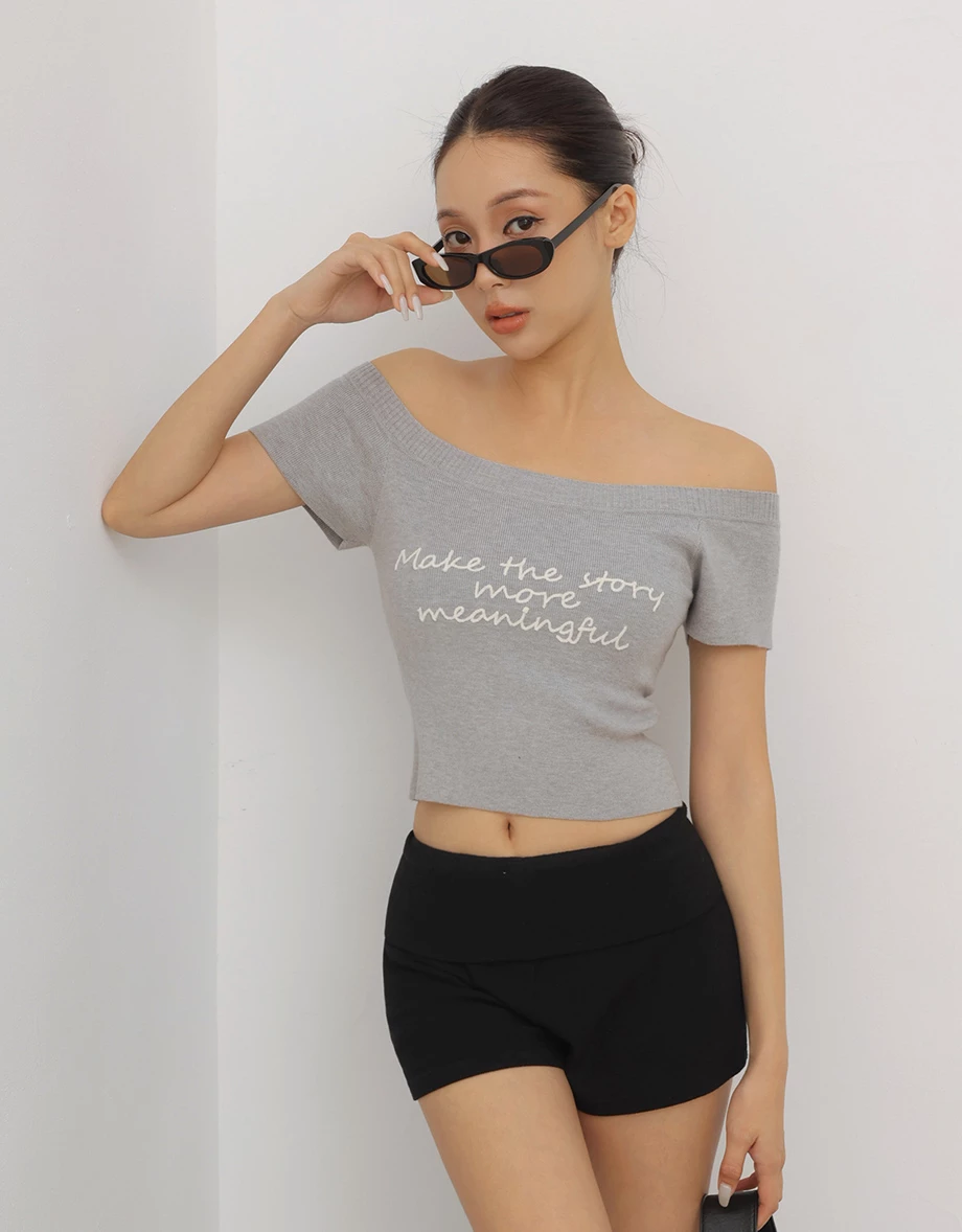 刺繡標語一字領短袖短版針織衫