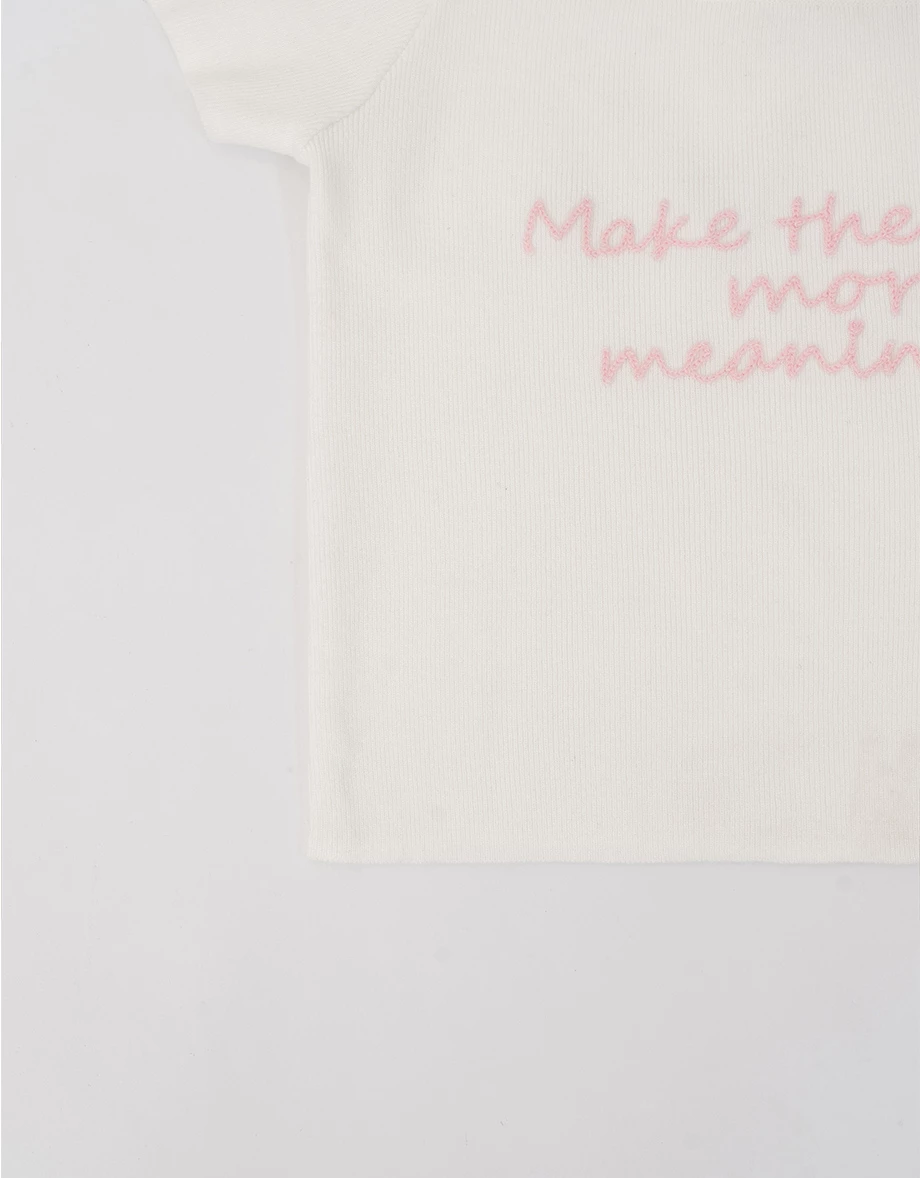 刺繡標語一字領短袖短版針織衫