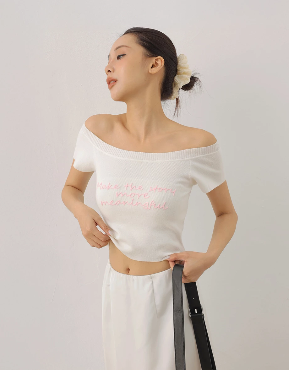 刺繡標語一字領短袖短版針織衫