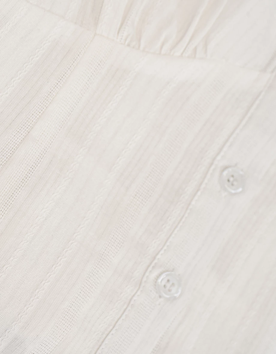 線條織紋蕾絲花邊小澎袖抓皺修身短版襯衫