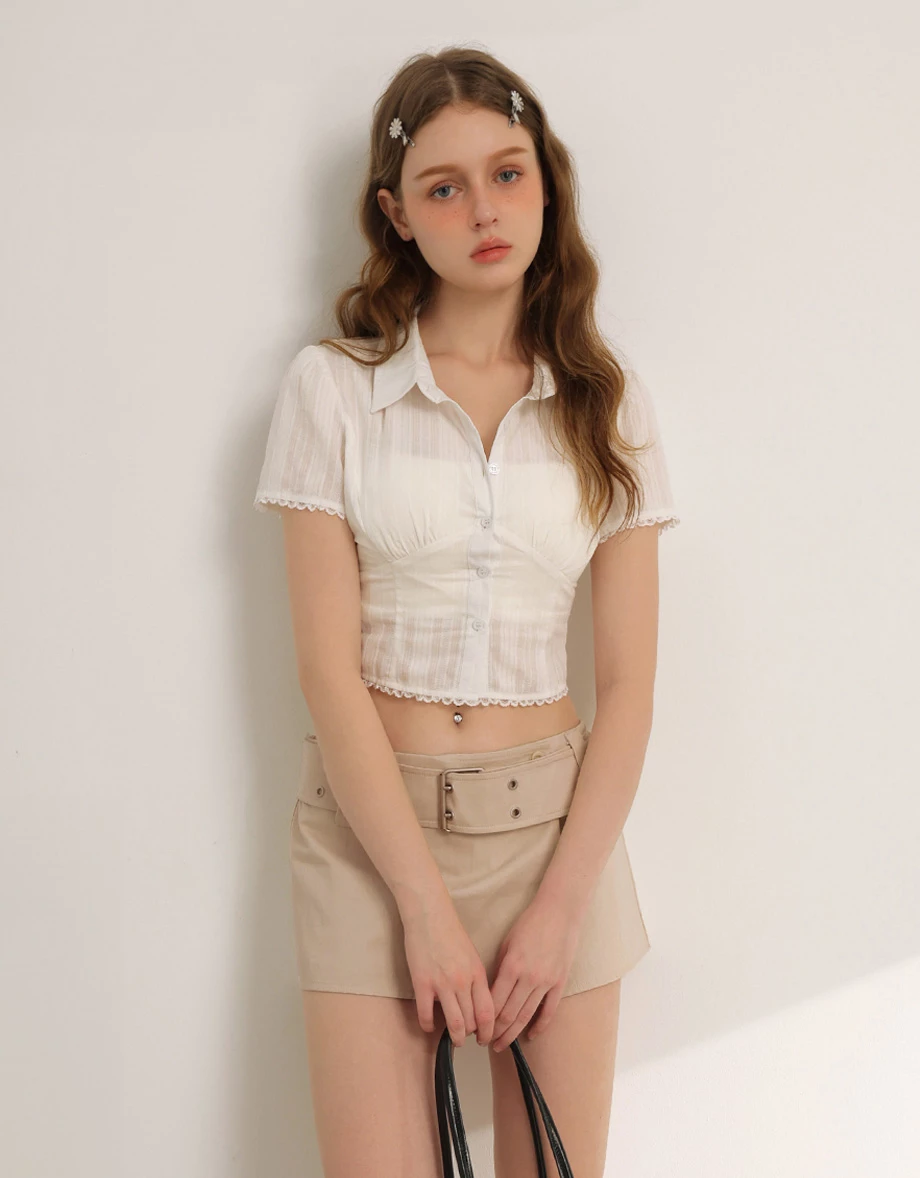 線條織紋蕾絲花邊小澎袖抓皺修身短版襯衫