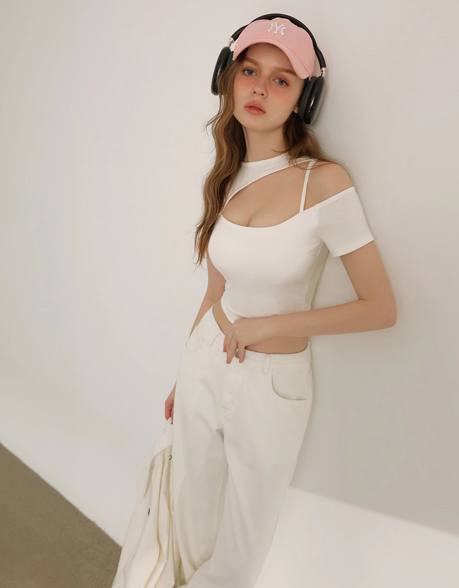 圓領單邊鏤空細肩帶短袖短版上衣(附胸墊)