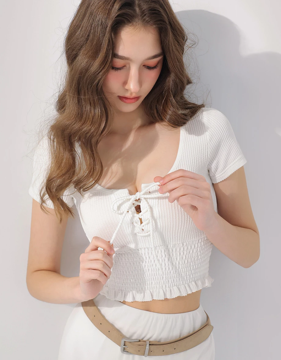 U領綁帶荷葉邊縮褶拼接羅紋短袖短版上衣