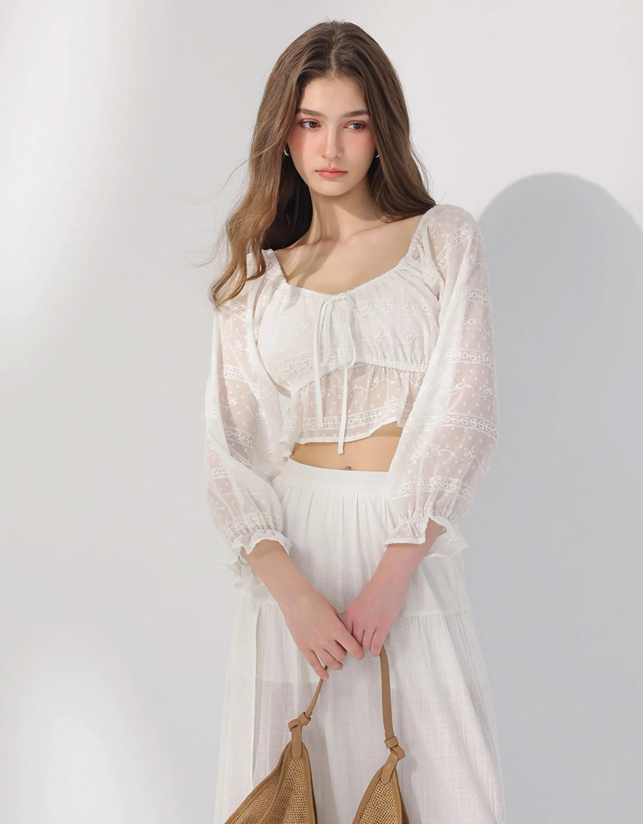 法式方領綁帶刺繡蕾絲荷葉澎袖短版透膚上衣