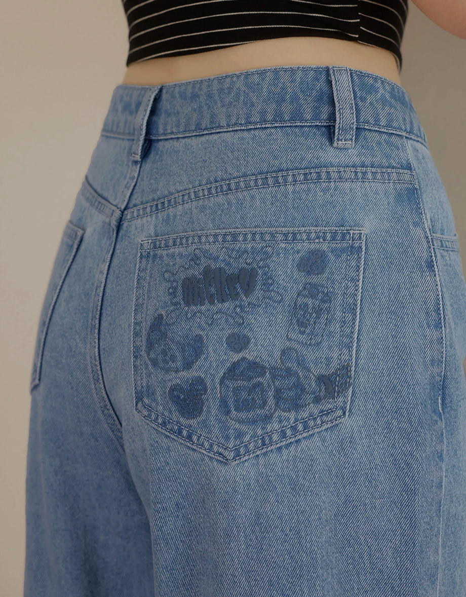 【迪士尼系列】後口袋刺繡中腰水洗牛仔寬褲 【迪士尼系列】後口袋刺繡中腰水洗牛仔寬褲