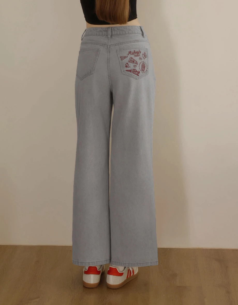 【迪士尼系列】後口袋刺繡中腰水洗牛仔寬褲 【迪士尼系列】後口袋刺繡中腰水洗牛仔寬褲