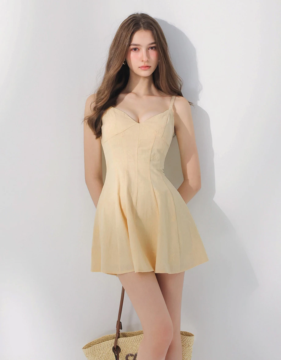 深V收腰剪裁刺繡花紋蕾絲肩帶背心短洋裝(附胸墊)