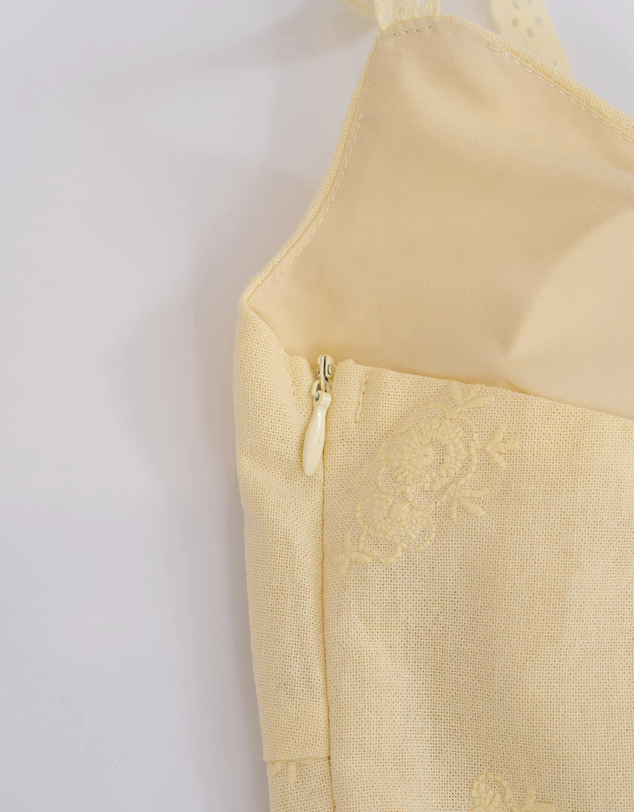 深V收腰剪裁刺繡花紋蕾絲肩帶背心短洋裝(附胸墊)