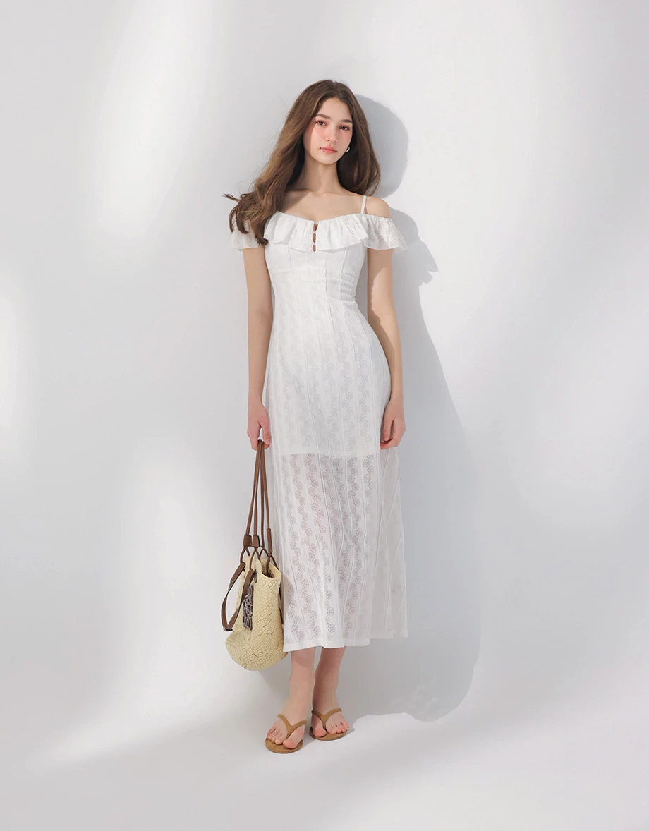 2WAY荷葉邊一字領細肩帶抓褶收腰鏤空花紋長洋裝(附胸墊)