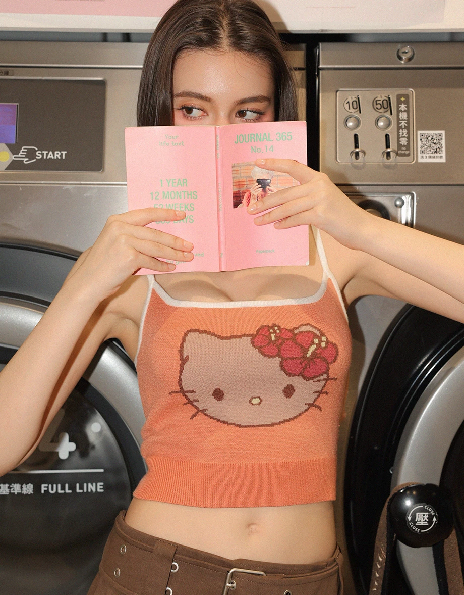 【三麗鷗聯名】烤焦版KITTY緹花圖案細肩帶針織背心 素色款/條紋款