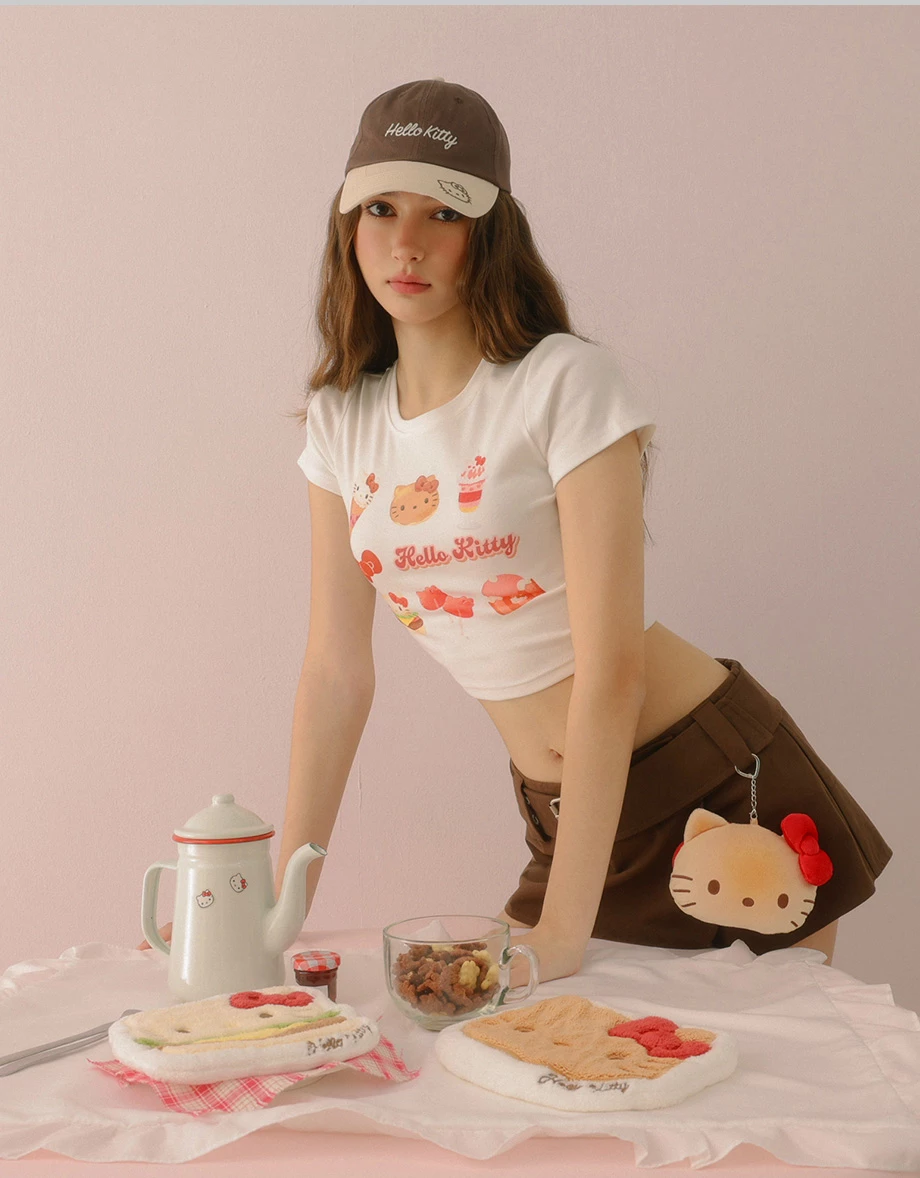【Hello Kitty聯名】輕甜食光圓領短袖短版TEE