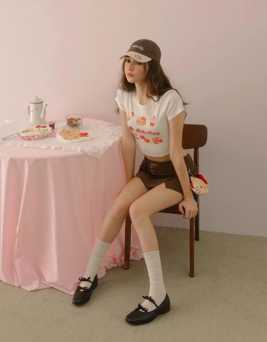 【Hello Kitty聯名】輕甜食光圓領短袖短版TEE