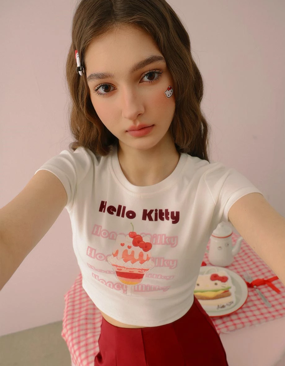 【Hello Kitty聯名】櫻桃聖代凱蒂貓圓領短袖短版TEE