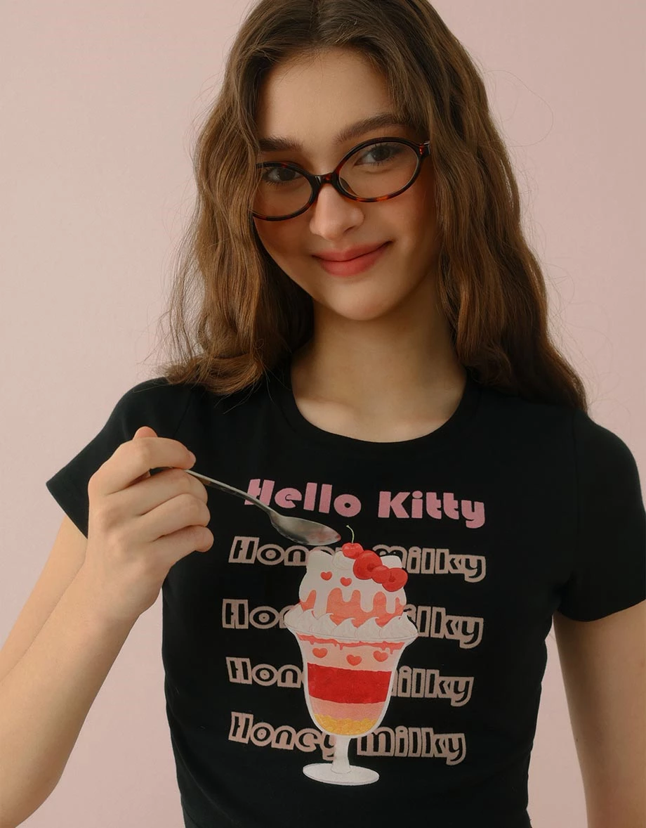 【Hello Kitty聯名】櫻桃聖代凱蒂貓圓領短袖短版TEE