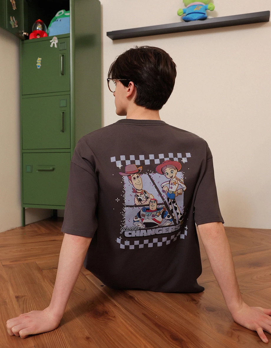 【迪士尼系列】玩具總動員 刺繡文字美背印花圓領短袖寬版TEE(男款) 【迪士尼系列】玩具總動員 刺繡文字美背印花圓領短袖寬版TEE(男款)