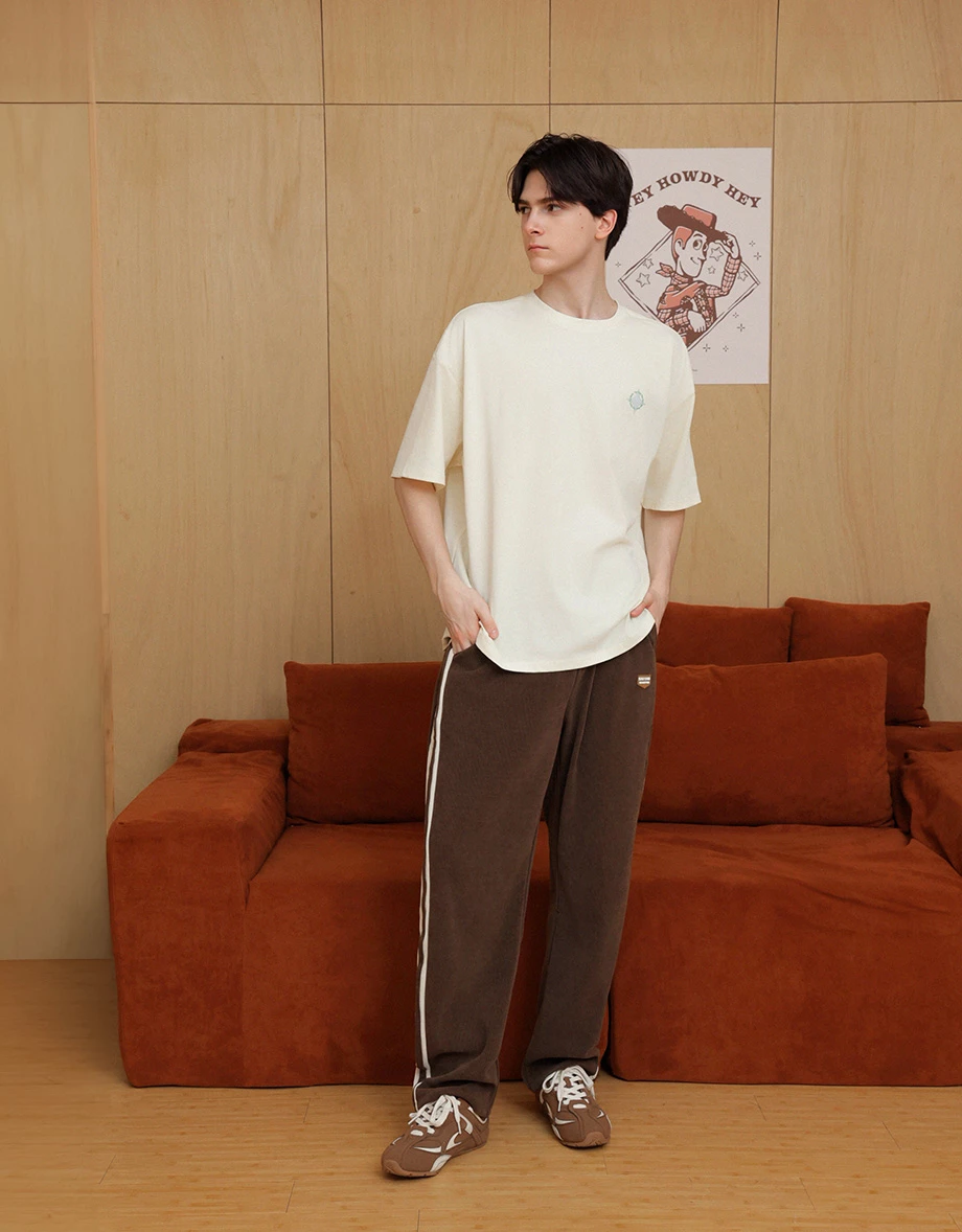 【迪士尼系列】玩具總動員 刺繡文字美背印花圓領短袖寬版TEE(男款) 【迪士尼系列】玩具總動員 刺繡文字美背印花圓領短袖寬版TEE(男款)