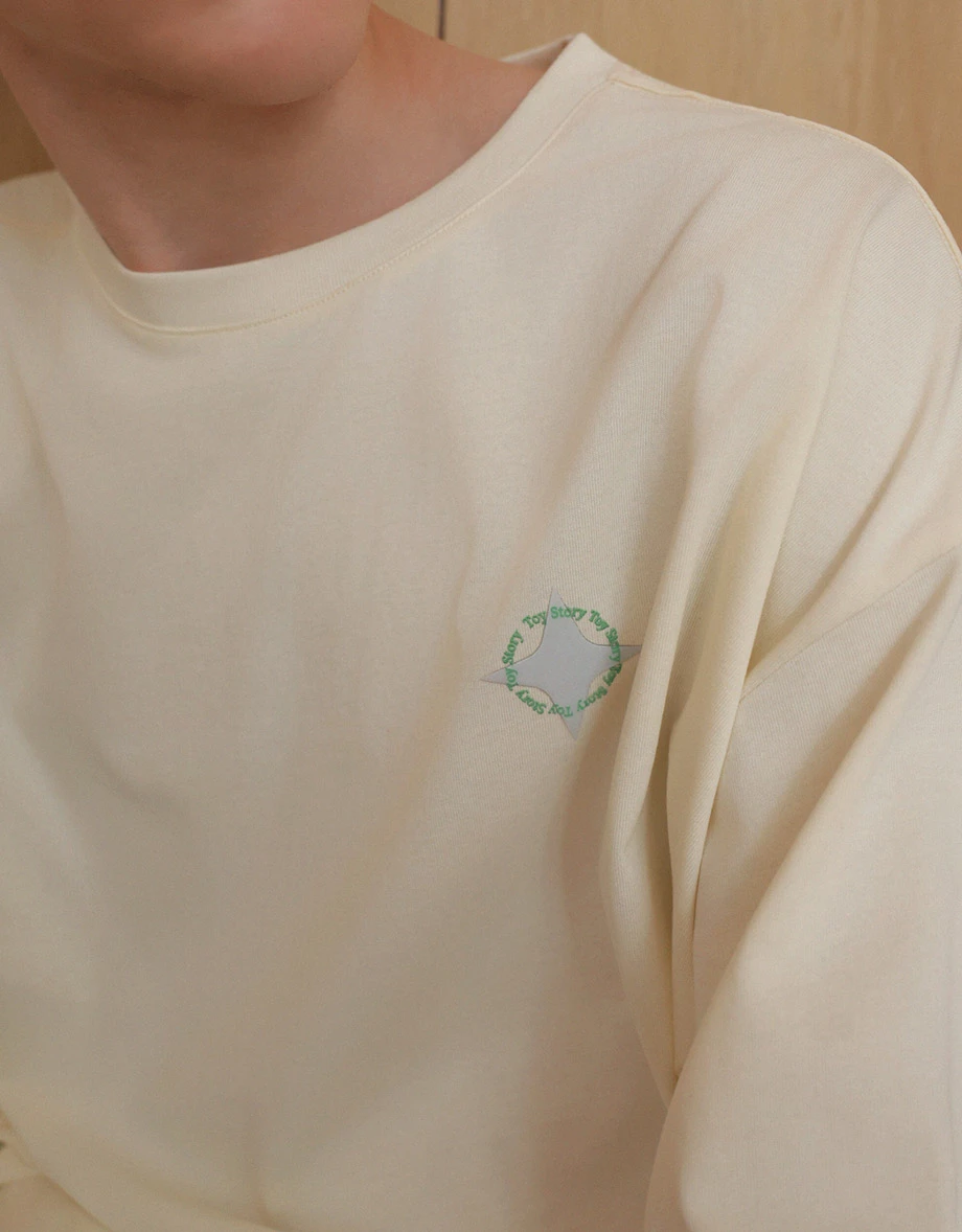 【迪士尼系列】玩具總動員 刺繡文字美背印花圓領短袖寬版TEE(男款) 【迪士尼系列】玩具總動員 刺繡文字美背印花圓領短袖寬版TEE(男款)