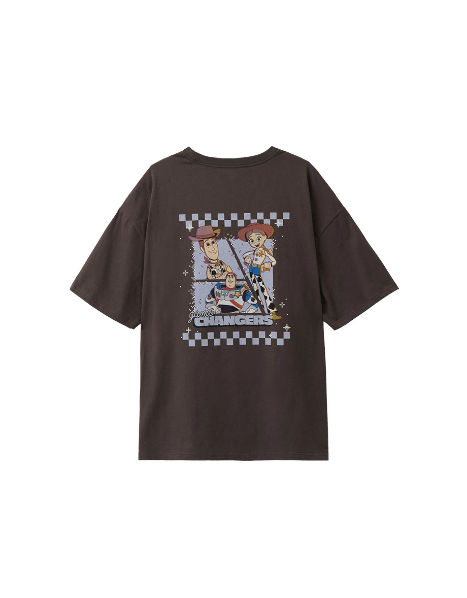 【迪士尼系列】玩具總動員 刺繡文字美背印花圓領短袖寬版TEE(男款) 【迪士尼系列】玩具總動員 刺繡文字美背印花圓領短袖寬版TEE(男款)