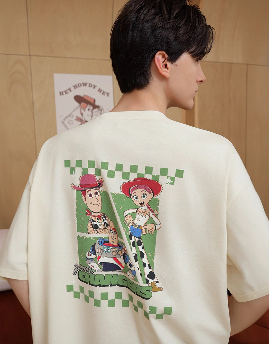 【迪士尼系列】玩具總動員 刺繡文字美背印花圓領短袖寬版TEE(男款) 【迪士尼系列】玩具總動員 刺繡文字美背印花圓領短袖寬版TEE(男款)