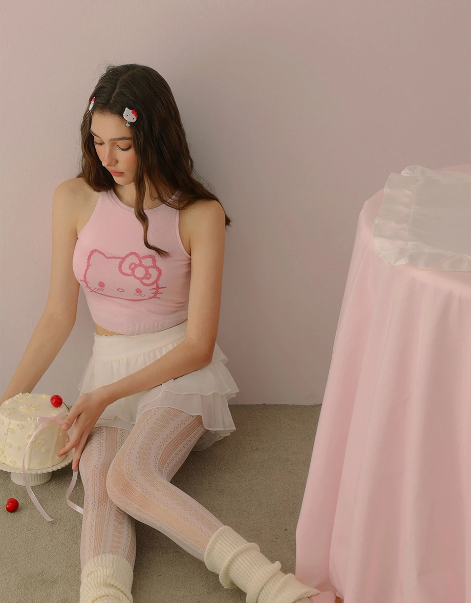 【Hello Kitty聯名】緹花圖案圓領削肩短版針織背心(附胸墊)