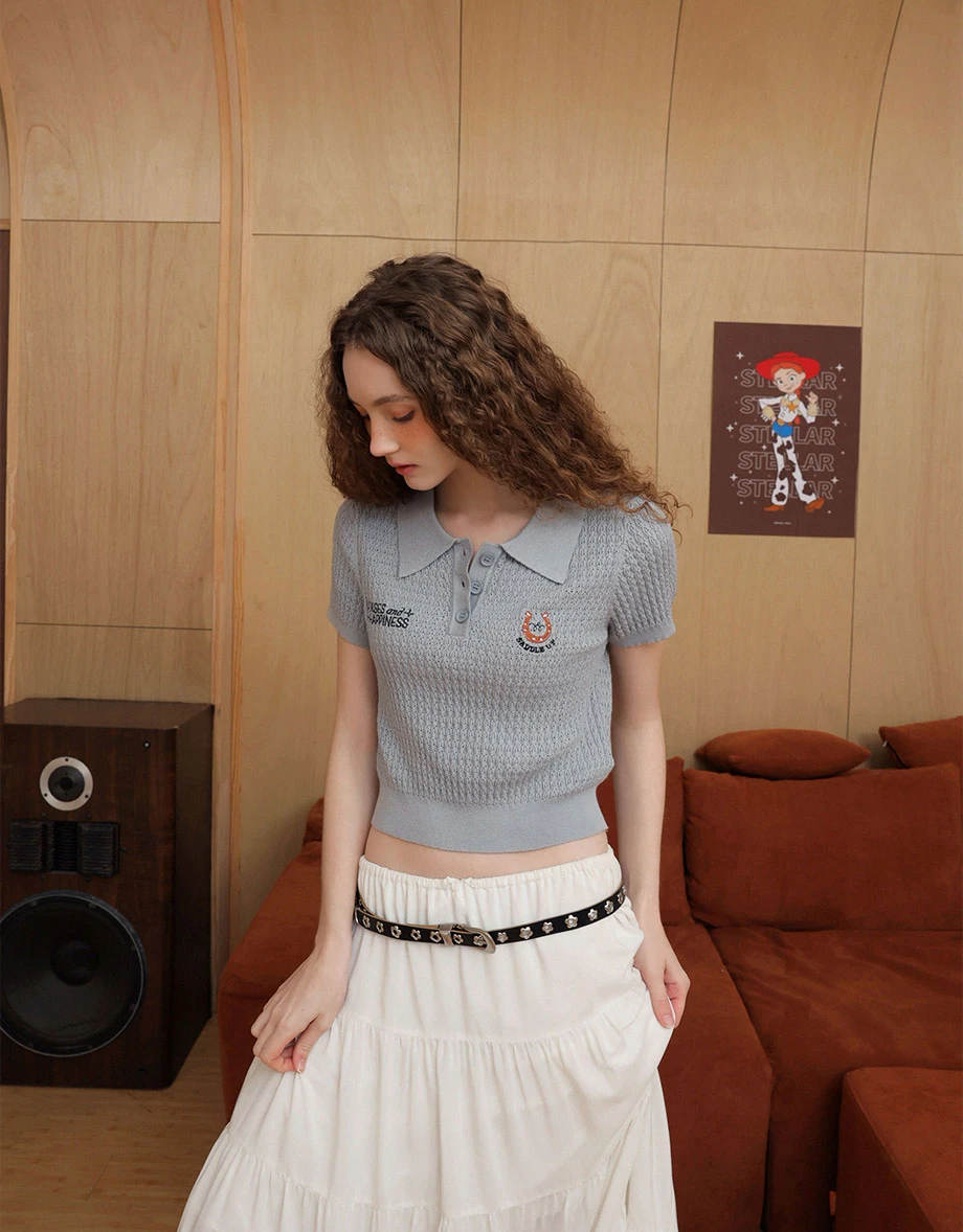 【迪士尼系列】玩具總動員 刺繡圖字短版花紋針織POLO衫 【迪士尼系列】玩具總動員 刺繡圖字短版花紋針織POLO衫