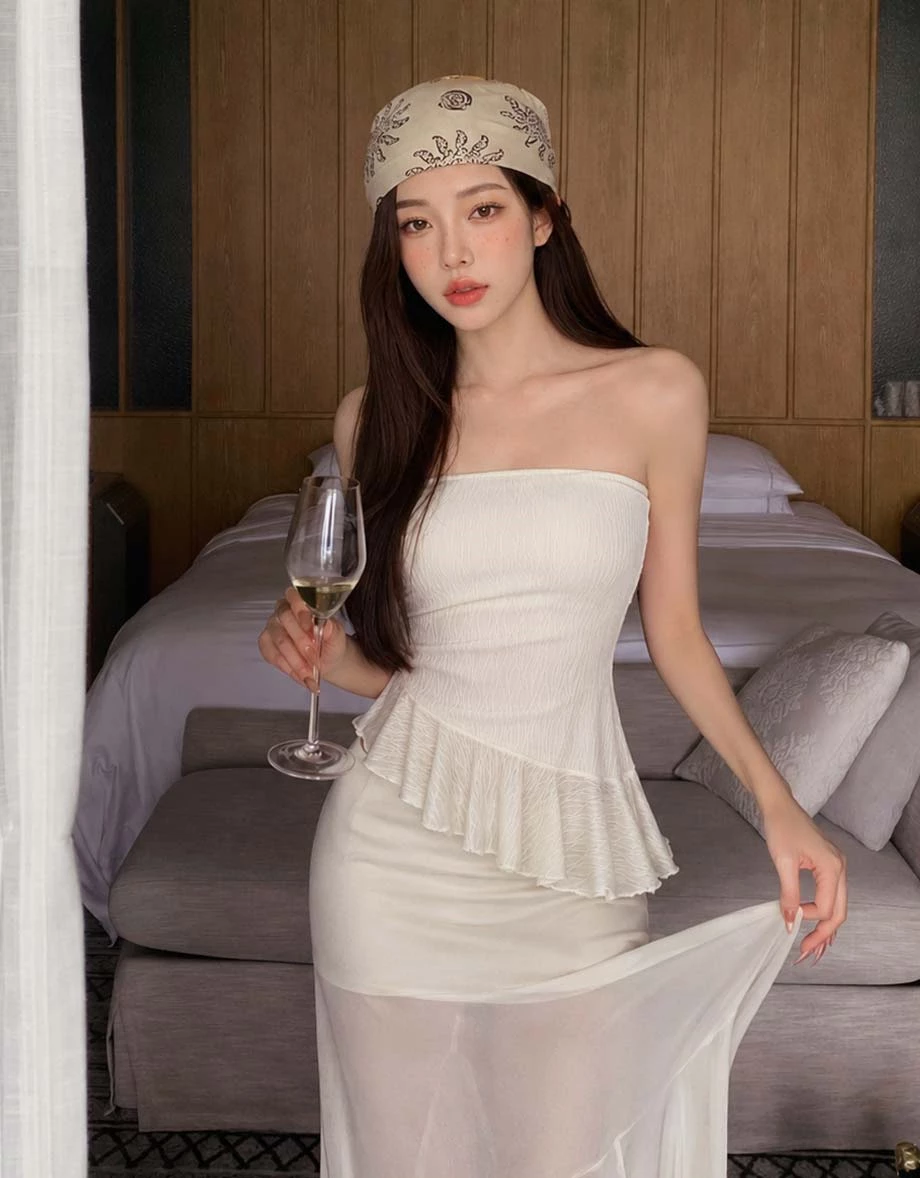 Textured Strapless Asymmetric Ruffle Hem Padded Tube Top
