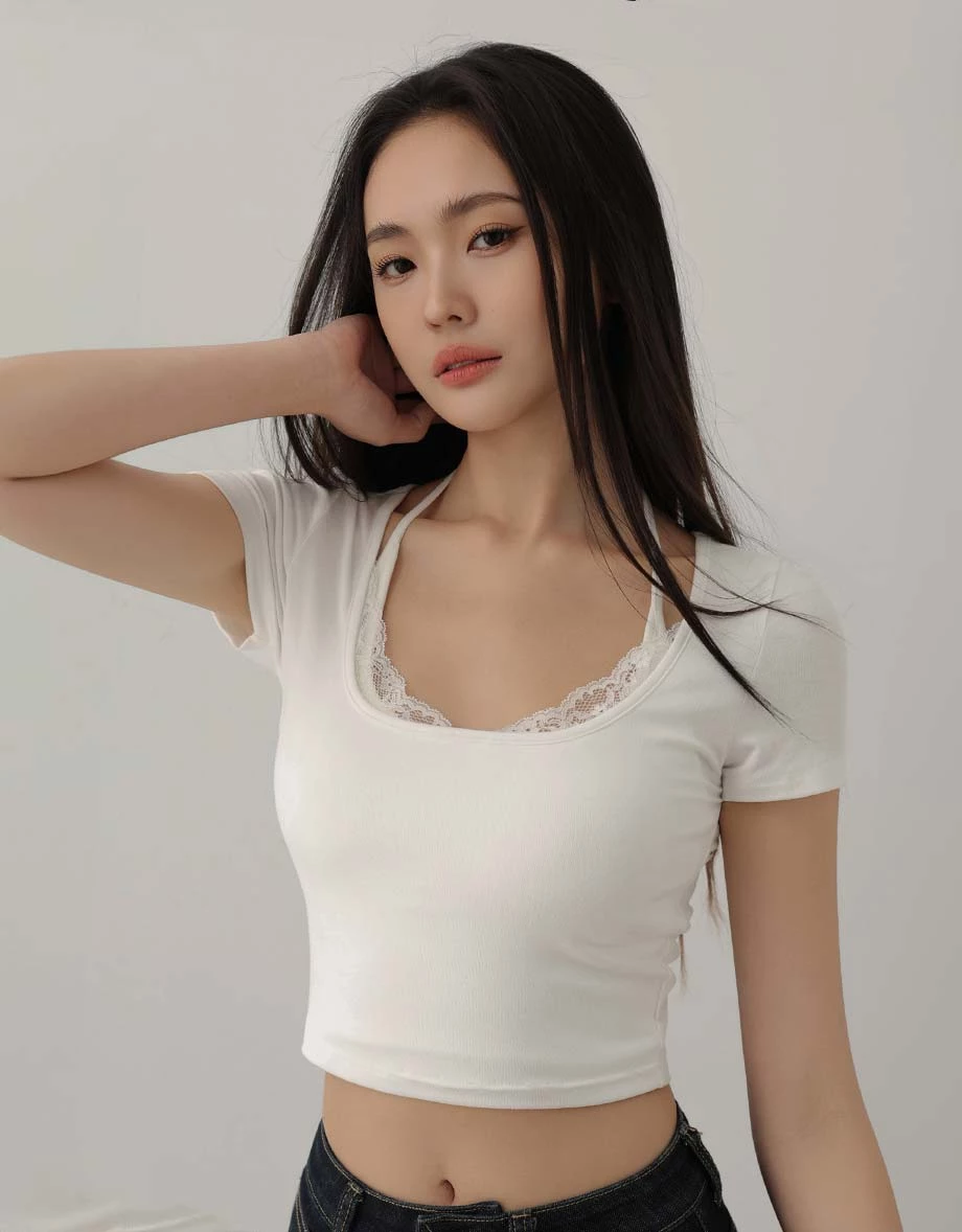 Lace Trim Detail Scoop Neck Short Sleeve Crop Top Lace Trim Detail Scoop Neck Short Sleeve Crop Top