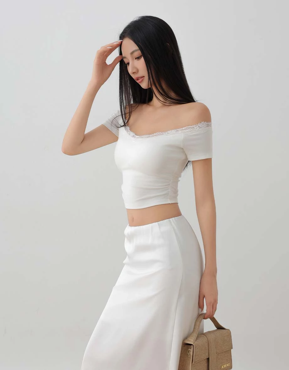 V型蕾絲滾邊一字領側抓皺短袖短版BRA TOP