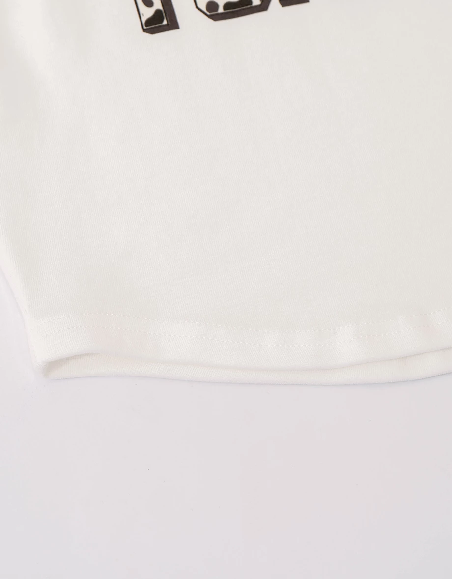 【樂一通】 乳牛斑紋字母印花圓領短袖短版合身TEE