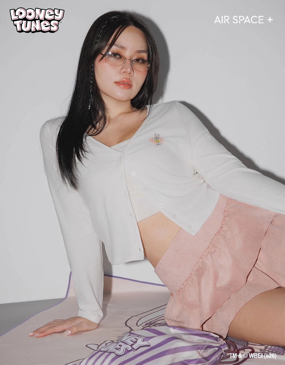 【樂一通】 印花字母V領長袖排扣開襟衫 【樂一通】 印花字母V領長袖排扣開襟衫