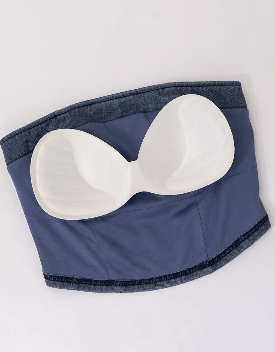 【樂一通】 刺繡小圖牛仔平口上衣(附胸墊) 【樂一通】 刺繡小圖牛仔平口上衣(附胸墊)