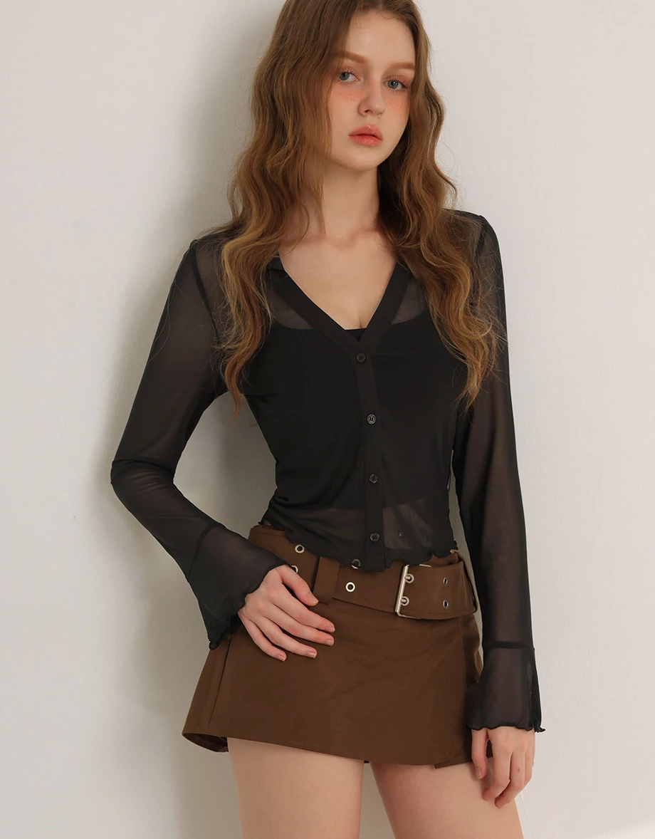 V型翻領排扣木耳邊喇叭袖透膚襯衫