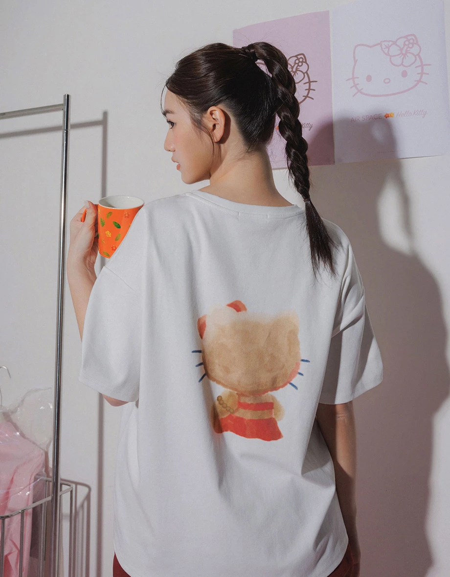 【三麗鷗聯名】烤焦版KITTY前後印花短袖寬版TEE